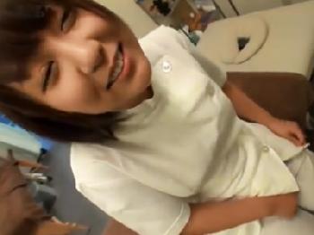 新人マッサージ師の素人娘を脱がせてパコ→そのまま肉厚マンコに包まれたまま中出し巨乳のエロ動画