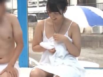 男友人とマッサージ体験中に色情→中出しハメちゃう素人娘お姉さん水着のエロ動画