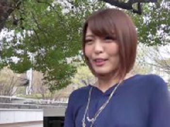 西新宿で見つけた子持ちオフィスレディをナンパし中出し！素人人妻OLのエロ動画