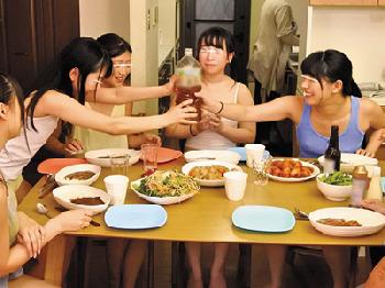 女子バレーボール部の下宿先でエッチな年頃の女子○生たちとひとつ屋根の下でセックス巨乳美少女女子校生乱交のエロ動画