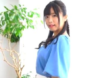 ミニ系顔巨大オッパイ娘が肉欲が尽き果てるまで怒涛のノンストップSEXで大量潮吹き＆連チャン絶頂！巨乳美少女3Pのエロ動画