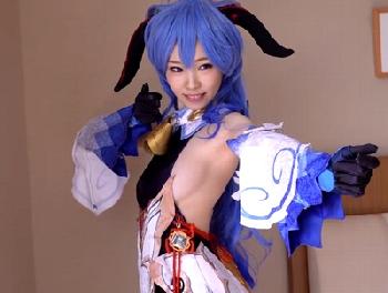 横から見えるきれいなオッパイ!色白最強ルックスのレイヤーとラブラブオフパコ♡巨乳素人美少女ロリコスプレハメ撮りのエロ動画