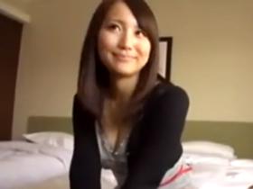 メチャクチャ可愛い若奥様が家に来た夫の部下を誘惑しハードに浮気セックス巨乳人妻広瀬うみのエロ動画