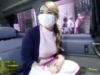 仕事中の歯科助手が車内に乗り込んでサクッとフェラチオ抜き素人看護婦のエロ動画