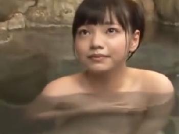 温泉リポートをしていた童顔のお姉さんが流れで挿入され否応なくイキ美少女乱交のエロ動画