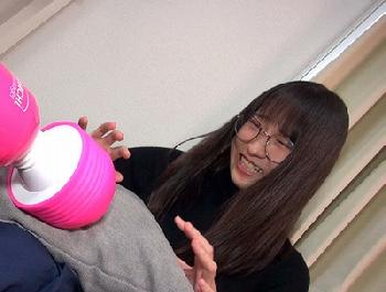 写真スタジオで働くメガネのリケジョが予想以上のおもらし敏感娘W素人めがね顔射潮吹きのエロ動画