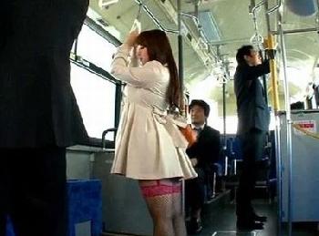 一度痴漢されて…その快感が忘れられなくなった奥様OL！自分からガーターベルトで男を誘い車内乱交巨乳痴女人妻レイプ白石茉莉奈の...