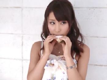 あやみ旬果が野外で勃起棒をパイズリ＆フェラチオで絶頂オーガズム快楽に導く！巨乳美少女露出のエロ動画