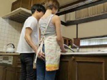 「もっと突いて～！」こっそり息子とハメるセクシーお母さん巨乳人妻近親相姦のエロ動画