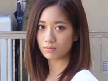 夫が出張に出かけた瞬間、若い男を連れ込んでハメ狂う不貞妻人妻顔射のエロ動画