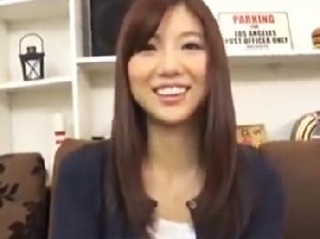 ラップ越しのエアー性交で発情した美形少女女子大生と生ハメパコW素人美少女ナンパフェラ手コキのエロ動画