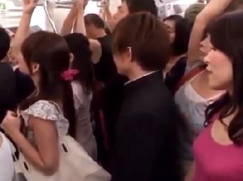 痴漢と全く逆の立場！痴女たちに囲まれて電車内で可愛い男の子が逆レイプに！巨乳顔射乱交のエロ動画