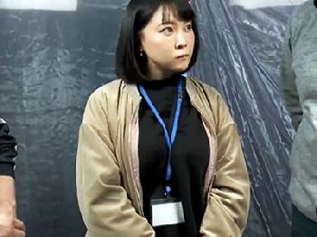 巨乳の新人ADに金を握らせてレイプ巨乳が揺れる濃密中出し3Pファック！美少女のエロ動画