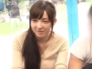 夫のすぐ近くで他人ペニスに中出し寝取られちゃう素人主婦人妻マッサージのエロ動画