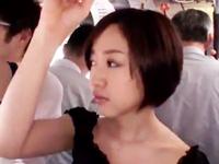 バス痴漢で徐々に脱がされながら手コキを強要されるお姉さん巨乳のエロ動画