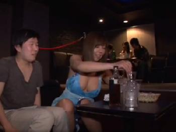 本番ありのオッパブと噂の店に潜入しハッスルタイムに隠れて中出し巨乳お姉さんのエロ動画