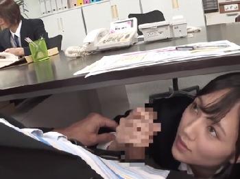 他に社員もいるのに机の下から男根にむしゃぶり付いてくる最強美形少女オフィスレディ美少女お姉さん痴女OLコスプレ涼森れむのエロ...
