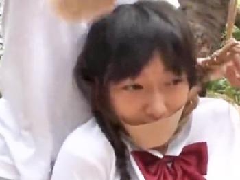 声をかけたほろ酔い女子大生たちがマジックミラー号に乗車→マンコを重ねて3P素人美少女ナンパのエロ動画