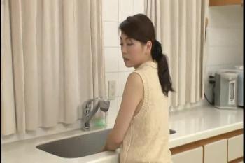 夫とのセックスに不満を持つ奥様が娘のカレシと浮気に目覚める巨乳痴女人妻中出しフェラ藍川なぎさのエロ動画