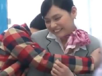 スタイル抜群の美形お姉さんオフィスレディが免疫のないDT男に頼まれて断れずにマジックミラー号で筆おろし素人OLのエロ動画