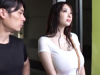 雨宿りで偶然一緒になったきれいなお姉さんが超巨乳!ノーブラで乳首が透けてたので‥のエロ動画