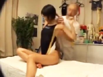 『何ですかこれ…ちょっ聞ぃてないよぉお…』ヘンタイエステ師に強引にハメられるもマジで感じる美形少女素人美少女水着ぶっかけ盗撮...
