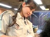 美人な美容師がおっぱいを当てて客を誘惑→店内パコに持ち込むお姉さん痴女顔射のエロ動画