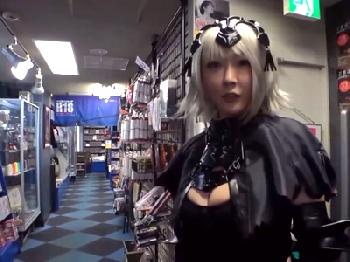 『ちゃんとわかってますよね…?』DVD屋の店員とパコって自分のDVDを置いてもらう痴女レイヤー巨乳コスプレ羽生アリサのエロ動...
