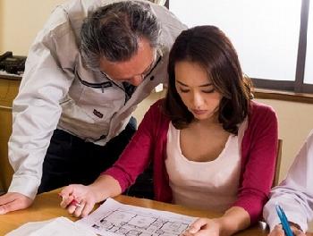 妻の浮きブラをエロい目でみてくるヘンタイオヤジに妻が寝取られた話…熟女たかせ由奈のエロ動画