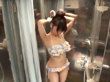 スレンダー巨大バストのクビレ女子大生が友人同士のマッサージ体験で色情して一線を越えた関係に!巨乳素人美少女水着中出し盗撮のエ...