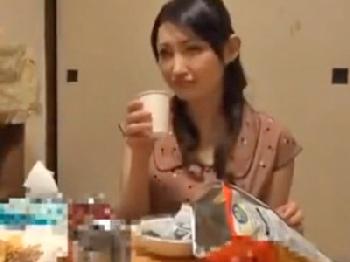 コタツ内で悪戯されて色情→そのままなし崩し的に中出し受け入れちゃったお姉さん素人のエロ動画