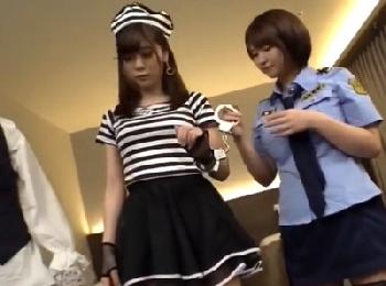 『これ(手錠)付けちゃう?…』ハロウィンで婦警と囚人コスしてきた素人2人と大乱交!巨乳コスプレハメ撮りナンパのエロ動画