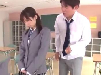 『我慢出来ないよぉお!』大量潮吹きで教室中ビショビショにする委員長女子校生美少女痴女のエロ動画