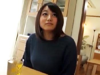 母の友人に媚薬を飲ませて体を疼かせ中出し肉奴隷に巨乳人妻のエロ動画