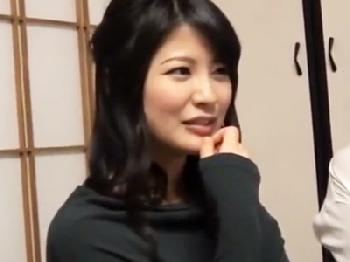 渋いプロ男優の誘惑に負けて合コンで乱交しちゃう淫乱妻たち素人人妻中出しのエロ動画