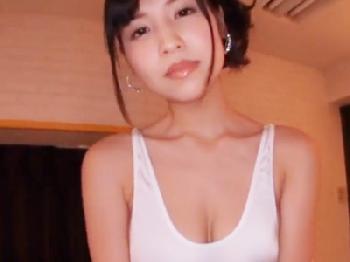 「すっごい性的興奮して勃起しちゃってるねW」レースクイーンのお姉さんに痴女テクで責められ続けるW手コキのエロ動画