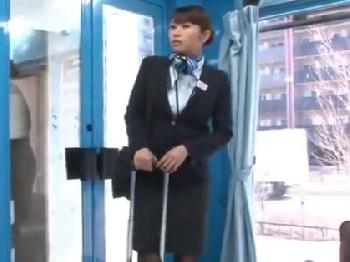 仕事終わりで疲れてるのにSEXを知らない男君をに優しく筆おろす美人CA素人童貞ナンパのエロ動画