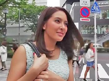 ハーフみたいなルックスの素人奥さんのストレス発散性交巨乳人妻のエロ動画