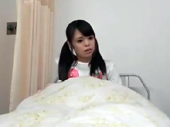 夫と同室の巨大ペニスの患者とぶち込んじゃう美人奥様人妻フェラ川上ゆうのエロ動画