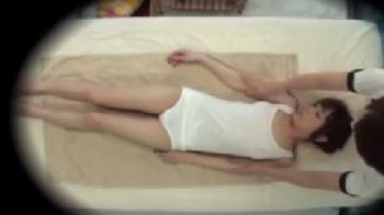 素人さんにオモチャで気持ち良くさせて我慢出来なくなって本番へお姉さん中出しマッサージのエロ動画