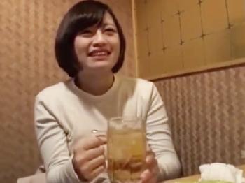 『中に出してっ』深酔い美形少女とホテルで中出し性交素人美少女ハメ撮りのエロ動画