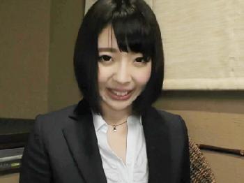 巨大乳OLのパンティストッキング破いてスーツ着衣のままパンツずらしハメ巨乳素人のエロ動画