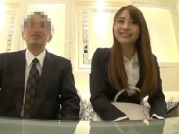 上司と部下の信頼を深め合う中出しセックスW素人美少女OLのエロ動画