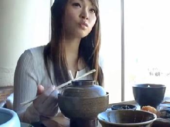 飯を奢ってナンパした素人奥さんは即日中出しさせてくれちゃいますW巨乳人妻ハメ撮りのエロ動画