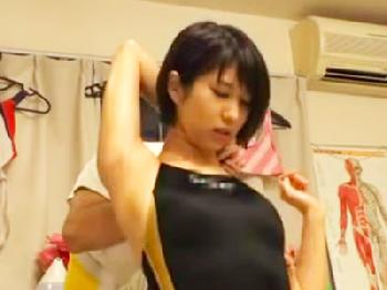 形も大きさも完全無欠な美大きいオッパイCAさんを拘束し自由のきかない体を汚いペニ棒で犯しまくる！巨乳美少女お姉さん顔射イラマ...