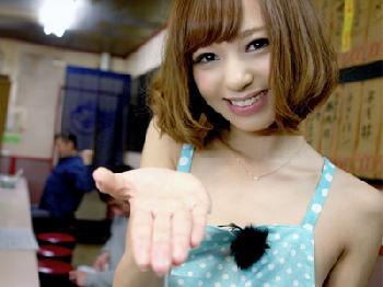 ぶらり旅の途中で隙を見つけては男性器をシゴくきれいなお姉さんギャル痴女フェラ手コキ希志あいののエロ動画