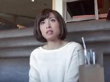 夫の男根じゃ満足出来ない奥さんが他人棒で激しくパコ突かれアヘイキW素人人妻ハメ撮りのエロ動画