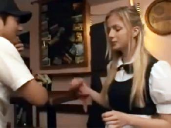 金髪の白人ウエイトレスが無慈悲日本肉棒で強引に犯されて無慈悲な中出しお姉さんのエロ動画