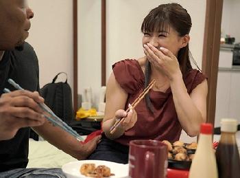 素人奥さんがゴム1枚で黒人留学生の家に1日派遣されるという激ヤバエロ企画人妻中出しハメ撮りのエロ動画