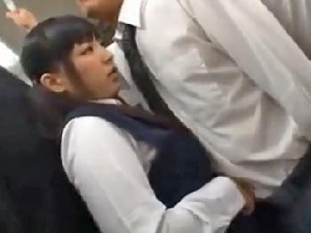 警戒していたのに満員電車であっさり痴漢に婦女暴行されちゃう童顔女子校生素人美少女ロリレイプのエロ動画